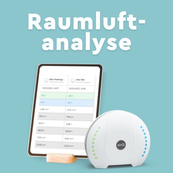 Air-Q Luftanalysator neben einem Tablet, das Luftanalysedaten anzeigt. Ein Luftanalysegerät für gesundes Wohnen daheim und bei der Arbeit.